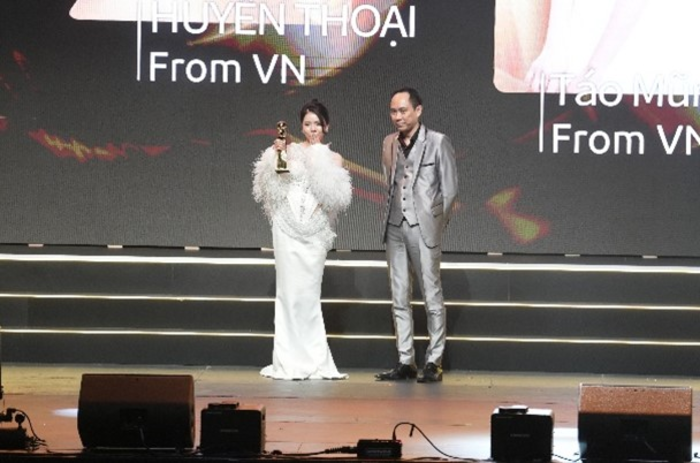 Táo Mũm Mĩm (Bigo ID: HT_9999) nhận giải thưởng tại Gala.