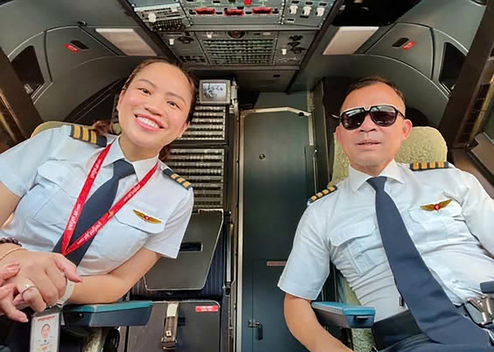 Phi công Vũ Hữu Quyết và phi công Vũ Ngọc Minh trên một chuyến bay chung của hai bố con. (Ảnh do nhân vật cung cấp)