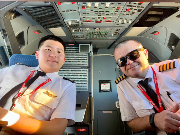 Phi công trẻ Hoàng Nam (bên trái) luôn cảm thấy tự hào khi đưa được các hành khách về đoàn tụ bên gia đình trong dịp Tết. (Ảnh do nhân vật cung cấp)