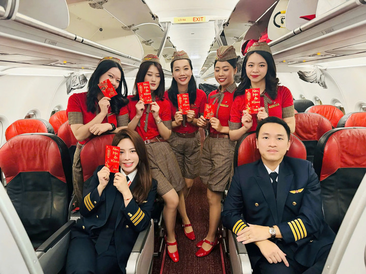 Phi công Quang Anh cùng các đồng nghiệp trên một chuyến bay Tết. (Ảnh do nhân vật cung cấp)