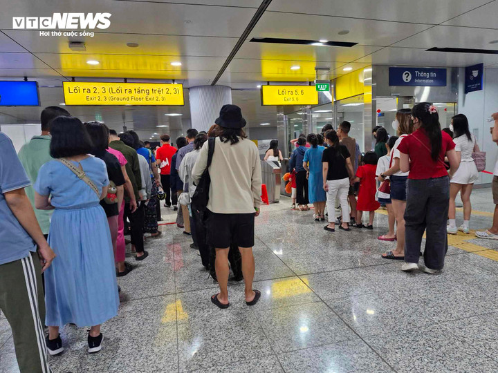 Xếp hàng chờ lên metro vào trung tâm thành phố.