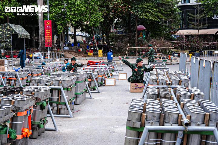 Đến thời điểm này, kịch bản bắn pháo hoa đã hoàn tất, từng loạt bắn chính xác đến từng giây. "Theo kế hoạch, đêm giao thừa pháo hoa sẽ được bắn với thời lượng 15 phút, từ 0h-0h15 ngày 29/1", Chỉ huy trưởng Ban chỉ huy Quân sự quận Tây Hồ thông tin.