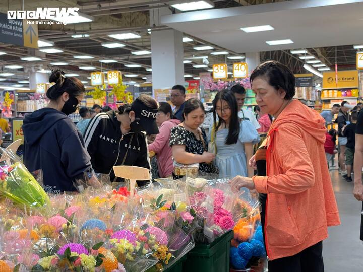 Các ngày từ 23 đến 27 tháng Chạp, siêu thị này khách chen nhau mua sắm đông nghẹt, nhưng đến hôm qua, không còn cảnh xếp hàng chờ tình tiền.