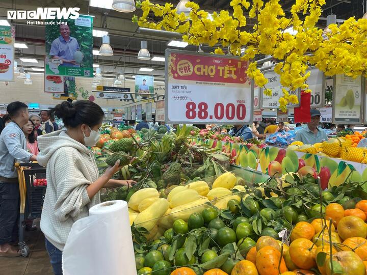 Trong khi đó, các quầy trái cây vẫn còn rất đa dạng.