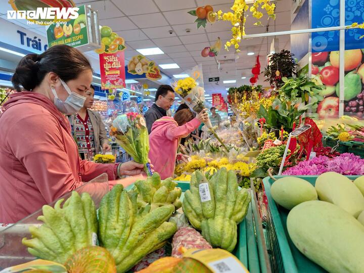 Quầy trái cây, hoa tươi đông nghẹt từ lúc mở cửa vì nhiều loại trái cây đáng có giá bán rẻ hơn ở chợ, như xoài cát Hòa Lộc chỉ 62.900 đồng/kg, giá ở chợ gần 90.000 đồng/kg; thanh long 31.900 đồng/kg, giá ở chợ 45.000 đồng/kg...