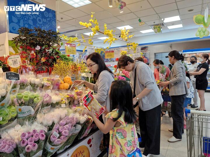 Ngoài cúc lưới, cúc mai giảm giá, các loại hoa cắt cành khác đều có giá khá cao nhưng lại hút khách mua