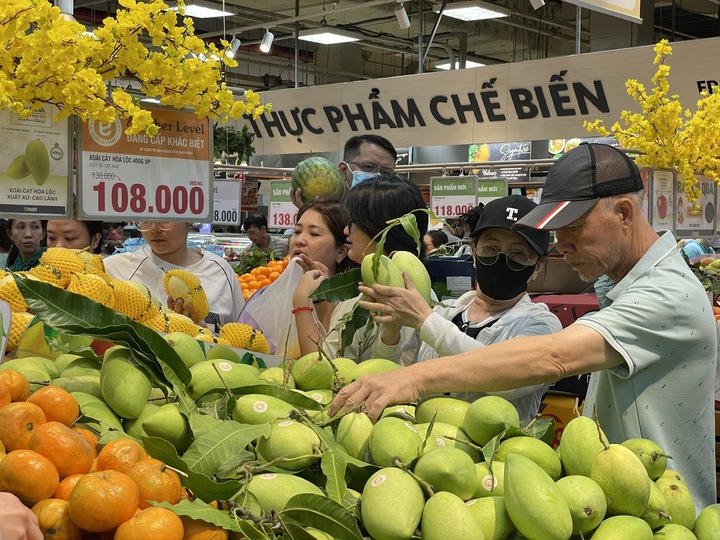 Chiều tối qua, siêu thị Emart (Gò Vấp) cũng có một số loại kệ hàng trống trơn, dù khách mua sắm không đông như 1-2 ngày trước.