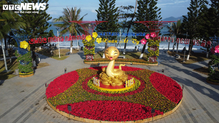 Linh vật rắn màu vàng, ngoại hình dễ thương, "kẻ mi" hài hước này được đặt trung tâm công viên đường Trần Phú (bên cạnh Tháp Trầm Hương) để chào đón Tết Ất Tỵ 2025.