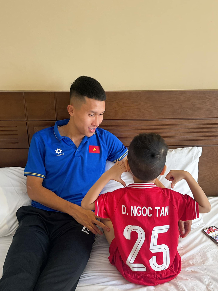 Doãn Ngọc Tân bên con trai