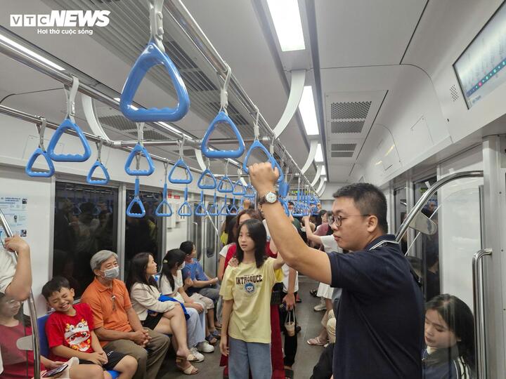 Người dân đi metro đêm Giao thừa.