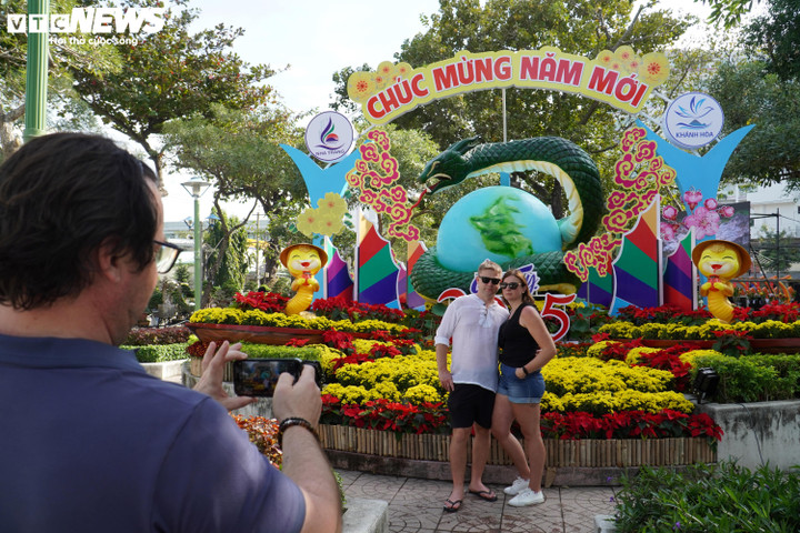 Những ngày cận Tết Ất Tỵ 2025, phố biển Nha Trang thời tiết đẹp, nắng không quá gắt, gió nhẹ, phù hợp cho du khách dạo chơi, tham quan. Nhiều du khách nước ngoài chọn Nha Trang làm nơi để trải nghiệm.