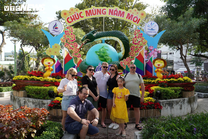 Nhóm du khách người Nga thích thú khi check-in với những linh vật rắn ngộ nghĩnh ở trung tâm Hội Hoa Xuân Nha Trang.