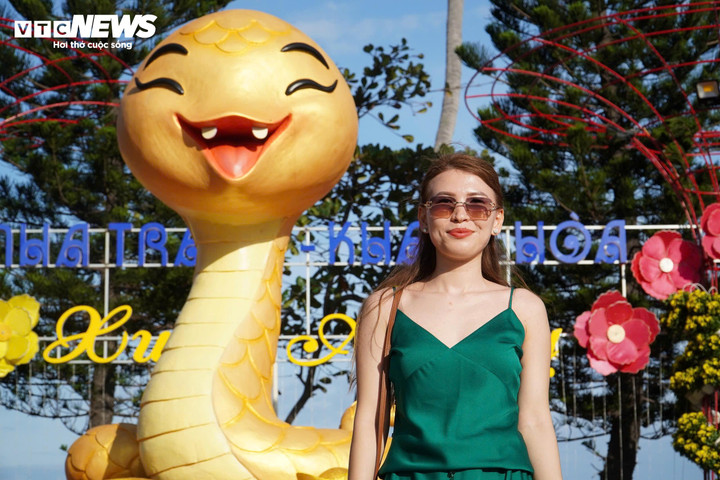 Chị Akniyet, du khách từ Kazakhstan, bày tỏ sự phấn khởi khi hòa trong không khí xuân ở Nha Trang. "Những chú rắn có ngoại hình dễ thương, hài hước, đây là lần đầu tôi được chiêm ngưỡng những linh vật ngộ nghĩnh thế này. Tôi rất háo hức để đón Tết cổ truyền của người Việt tại Khánh Hòa".