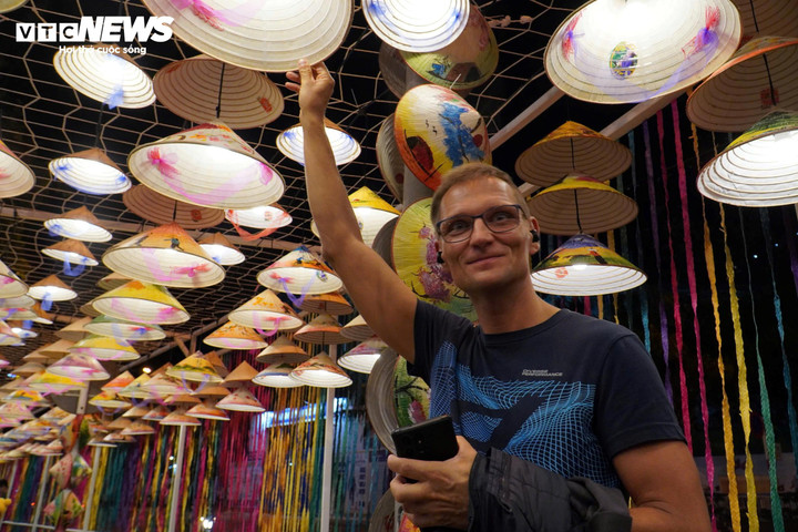 Du khách nước ngoài check-in đường nón lá trong hội hoa xuân.