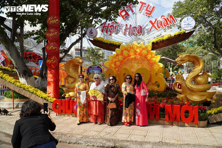 Không những du khách quốc tế, nhiều du khách địa phương cũng đến checkin Hội hoa xuân.
