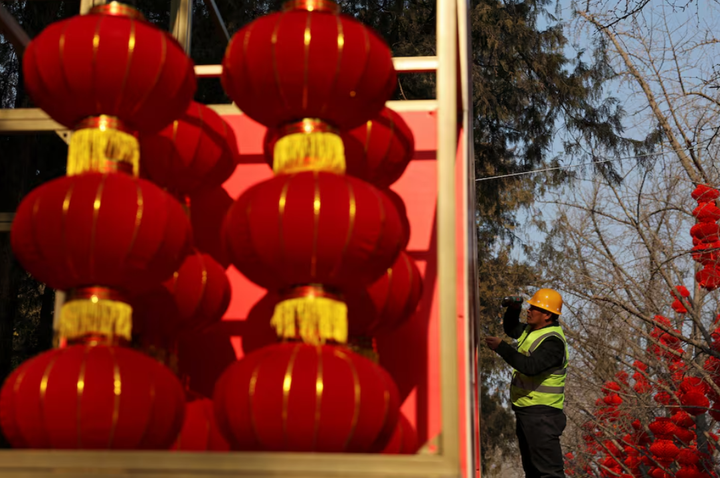 Một người dân ghi lại hình ảnh dàn đèn lồng đỏ.