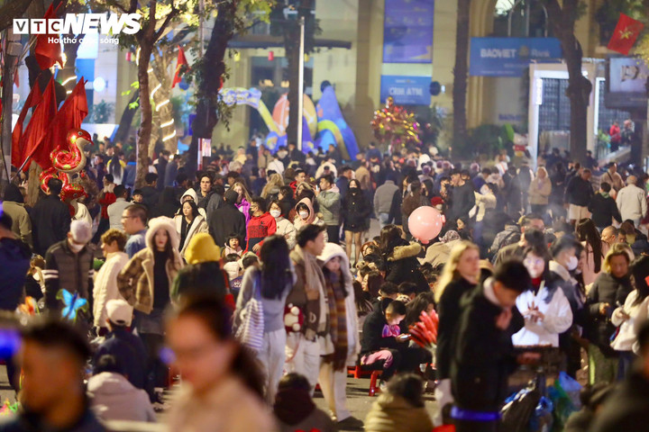 Việt Nam đón giao thừa, chào năm mới Ất Tỵ 2025 - 14