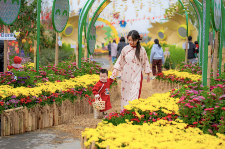 Ngày đầu năm, người Việt chọn áo dài vui Tết tại Home Hanoi Xuan - 3