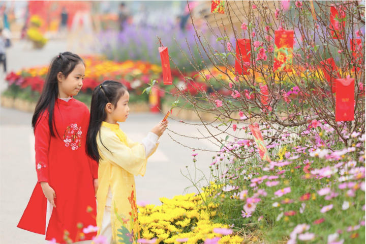 Ngày đầu năm, người Việt chọn áo dài vui Tết tại Home Hanoi Xuan - 4