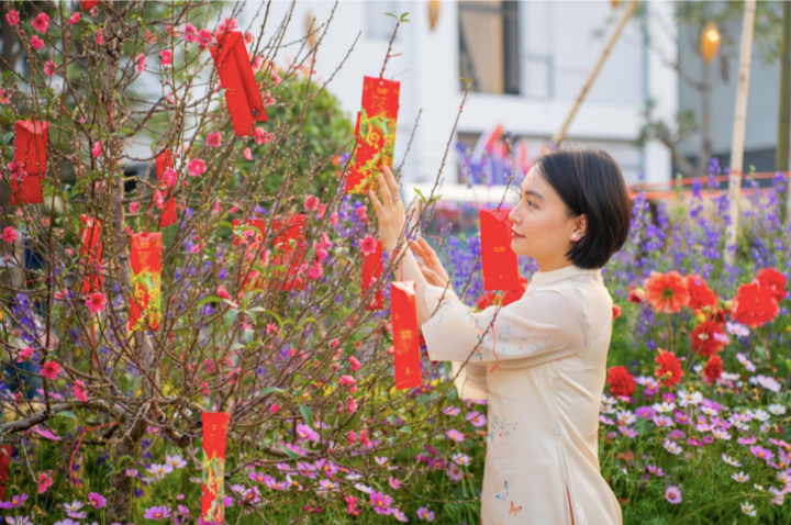 Ngày đầu năm, người Việt chọn áo dài vui Tết tại Home Hanoi Xuan - 5