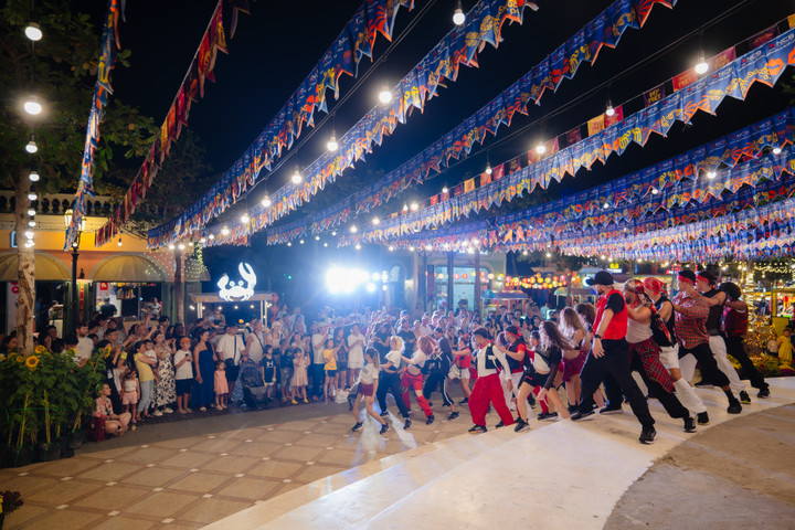Gần 40 chuyến bay quốc tế/ngày, Phú Quốc đông kín khách Tết Nguyên đán - 2