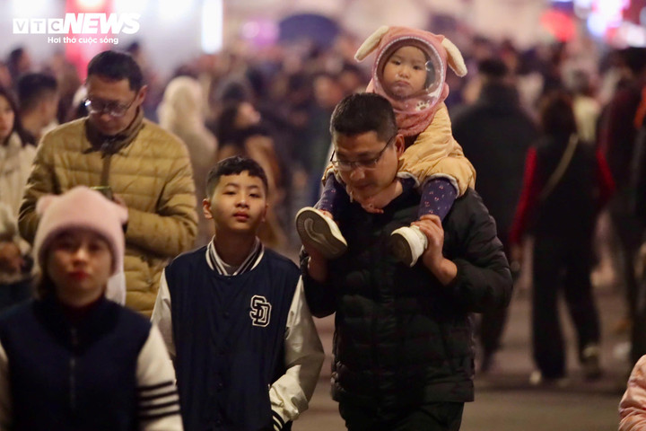 Trước giao thừa, hàng nghìn tập trung tại khu vực Hồ Gươm để chờ xem bắn pháo hoa.