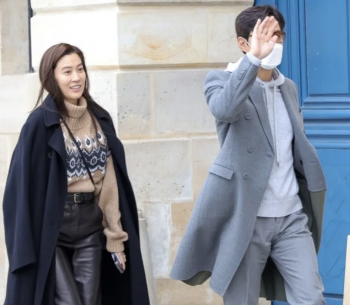 Lee Jung Jae và bạn gái tỷ phú Im Se Ryeong dạo phố Paris.
