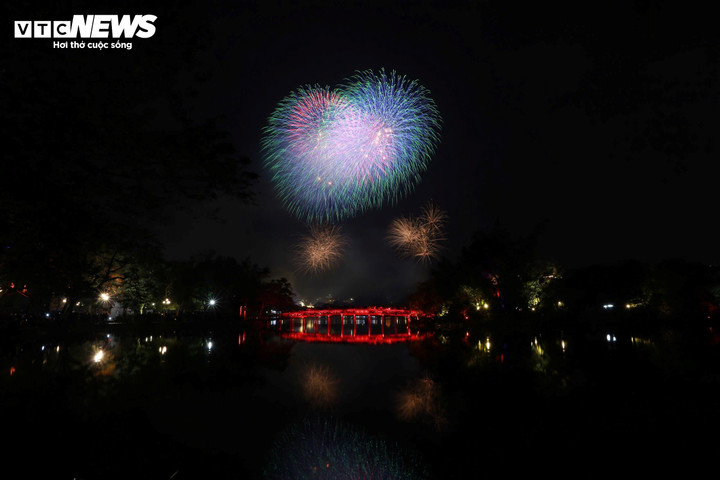 Màn bắn pháo hoa tại Hồ Gươm.