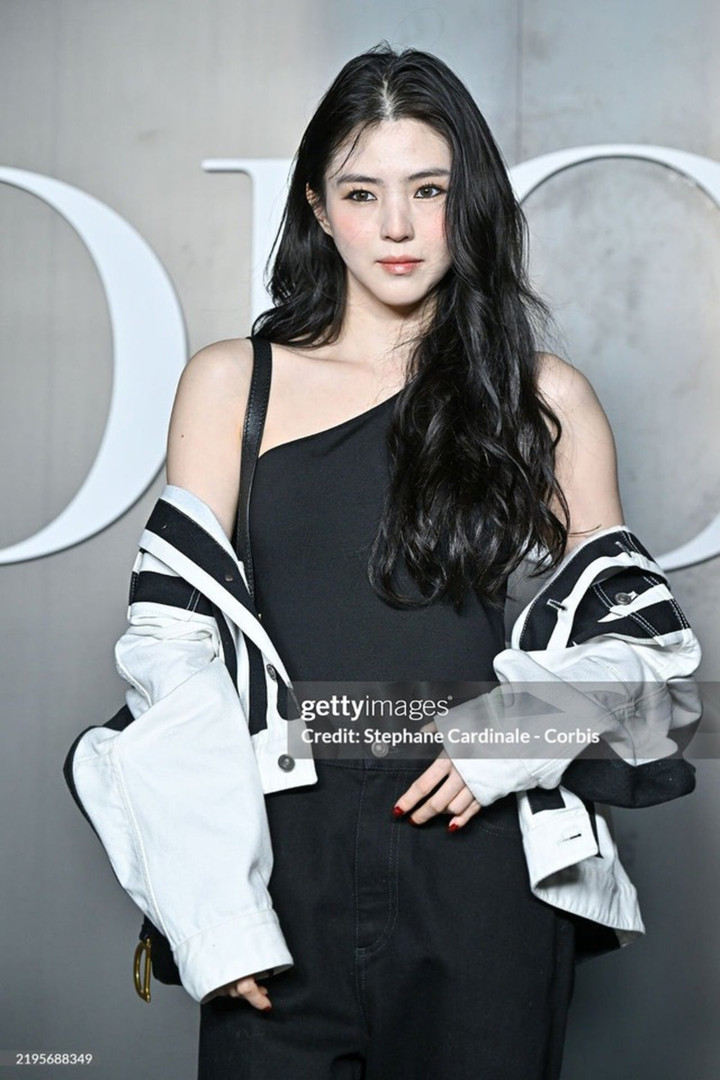 Lớp trang điểm không phù hợp đã khiến Han So Hee trông già hơn so với tuổi. Gương mặt cô mất đi vẻ tự nhiên, trở nên thiếu sức sống.