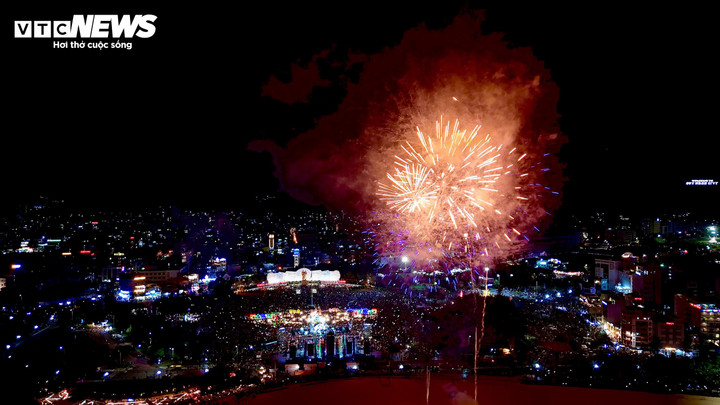 Việt Nam đón giao thừa, chào năm mới Ất Tỵ 2025 - 12