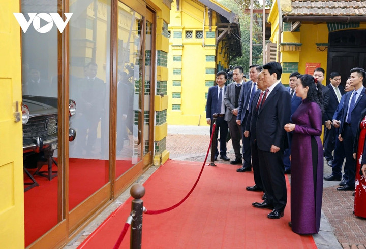 Chủ tịch nước Lương Cường thăm khu trưng bày ô tô phục vụ Chủ tịch Hồ Chí Minh từ 1954-1969.