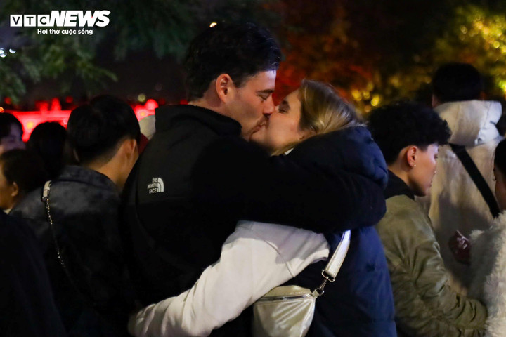 Việt Nam đón giao thừa, chào năm mới Ất Tỵ 2025 - 4