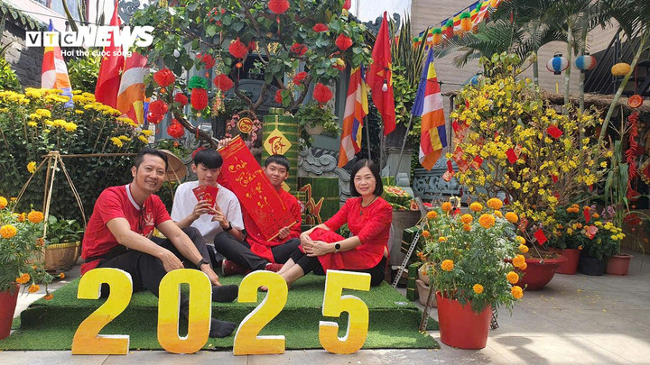 Gia đình chị Thanh Huyên lưu lại khoảnh khắc sum vầy ngay đầu năm Ất Tỵ.