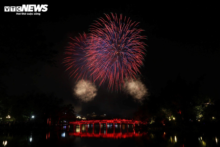 Việt Nam đón giao thừa, chào năm mới Ất Tỵ 2025 - 9