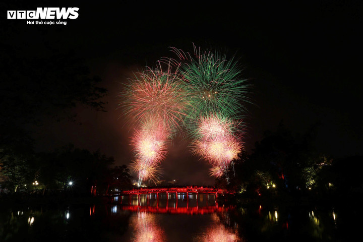 Việt Nam đón giao thừa, chào năm mới Ất Tỵ 2025 - 10