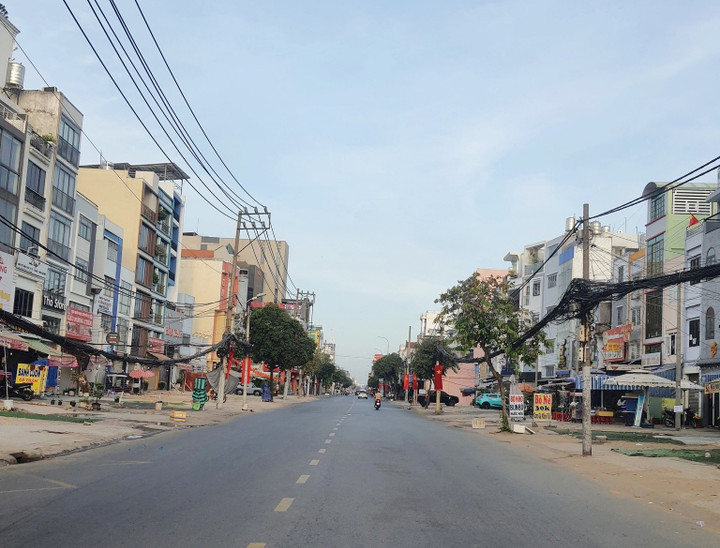 8h sáng mùng 1 Tết, đường Cách Mạng Tháng Tám - tuyến đường thường xuyên ùn tắc - vắng bóng xe cộ qua lại. (Ảnh: Đại Việt)