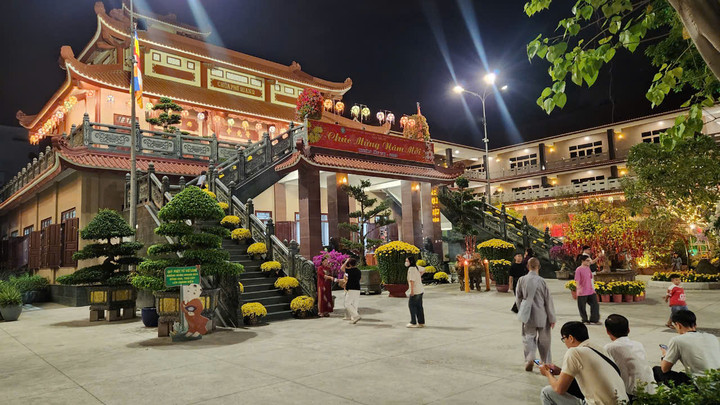 Chùa Phổ Quang, quận Tân Bình rạng sáng mùng 1 Tết. (Ảnh: Đại Việt)