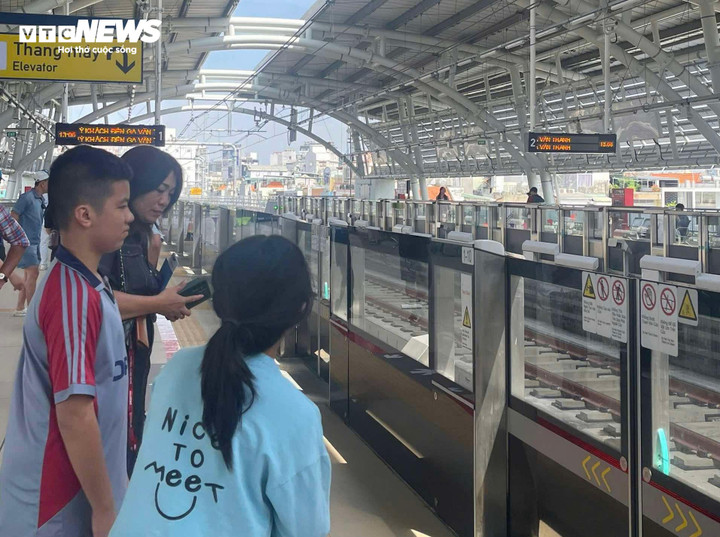 Nhiều người dân lựa chọn trải nghiệm tuyến Metro số 1 trong dịp Tết Nguyên đán.