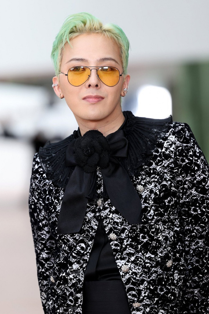 G-Dragon gây sốt khi xuất hiện tại show Chanel 2025.