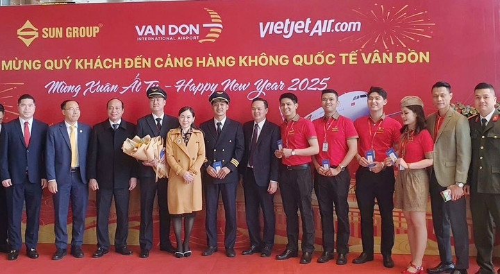 Tại Vân Đồn, Quảng Ninh sáng nay cũng đón chào những vị khách đầu tiên trên chuyến bay Vietjet đến "xông đất" năm Ất Tỵ, hứa hẹn một năm mới tốt đẹp cho ngành hàng không, du lịch.