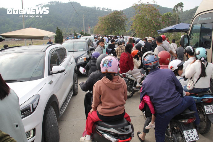 Dòng người và xe ken đặc trong sáng mùng 2 Tết tại các ngôi chùa ở Hà Nam.