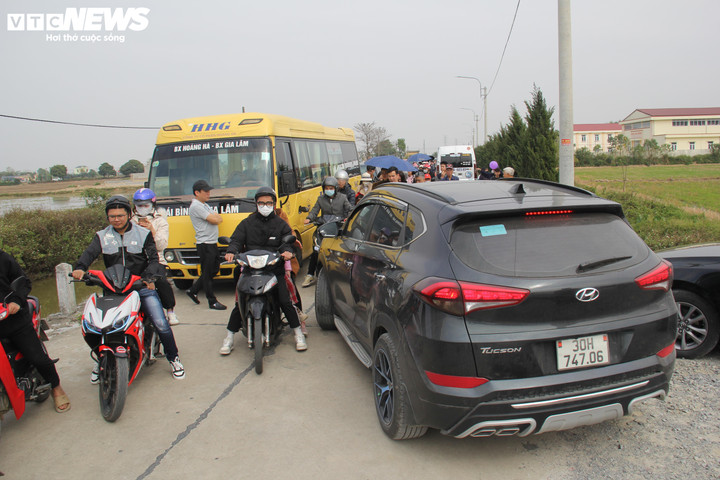 Phương tiện và người chen chúc, chật vật tìm lối ra, vào chùa.