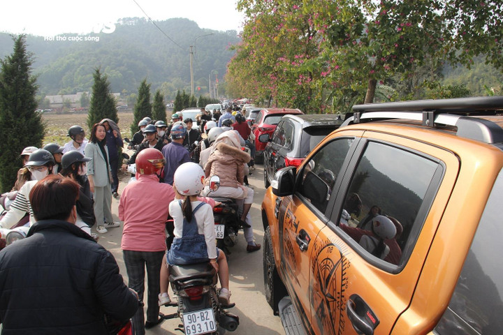 Càng về trưa, chiều, lượng người càng lúc càng đông.