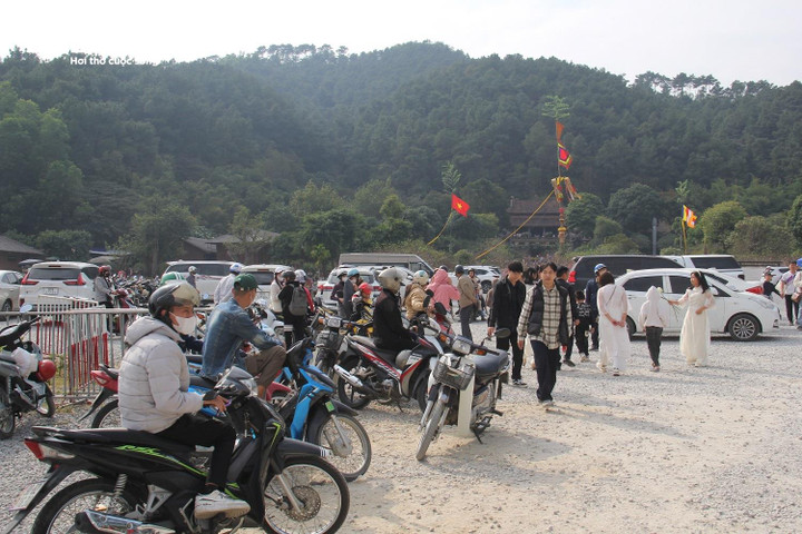 Dịch vụ xe ôm, chở người dân vào chùa cũng nhờ đó đắt khách.