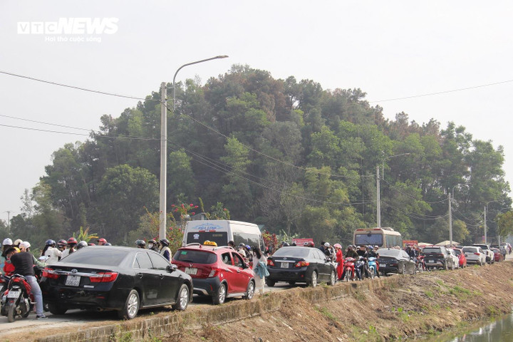 Cảnh tắc nghẽn kéo dài hàng km.