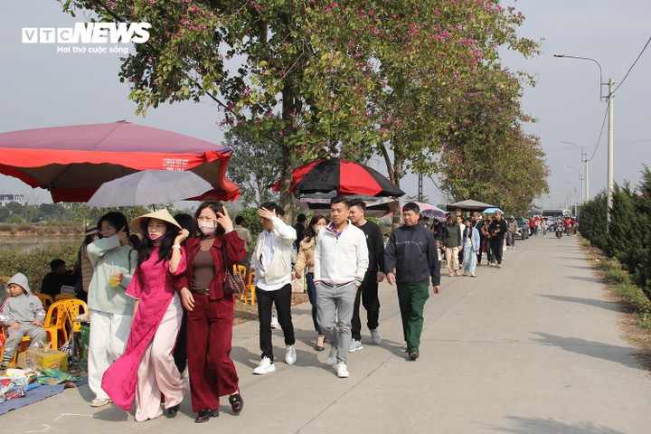 Người dân đi lễ chùa cầu may nhân dịp đầu năm mới Ất Tỵ.