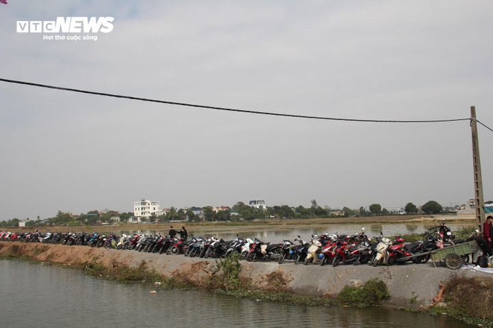 Bãi trông xe máy rộng lớn cũng đã chật kín.