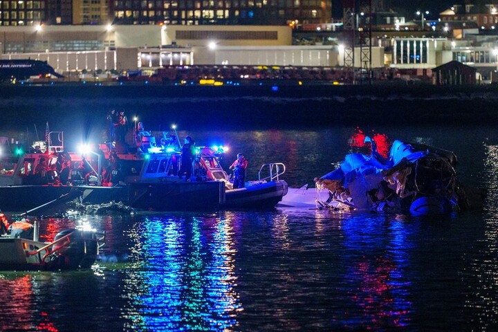 Hoạt động cứu hộ trong vụ rơi máy bay gần thủ đô Washington D.C đang tiến hành. (Ảnh: Getty)