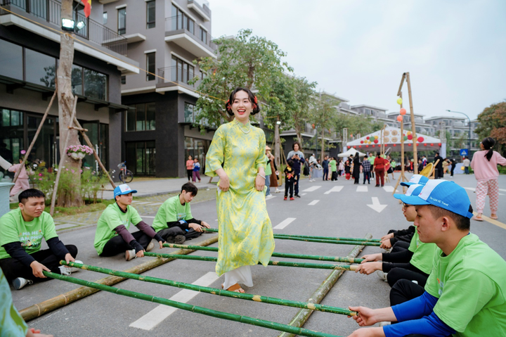 Duy Mạnh cùng Trọng Tấn, Đinh Thành Lê hát tại Eco Central Park tối mùng 3 Tết - 4