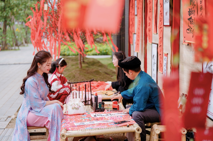 Duy Mạnh cùng Trọng Tấn, Đinh Thành Lê hát tại Eco Central Park tối mùng 3 Tết - 5